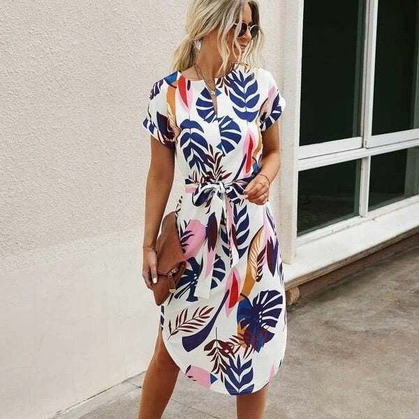 Bedrukte damesjurk met vetersluiting en zijsplit Nexora Store