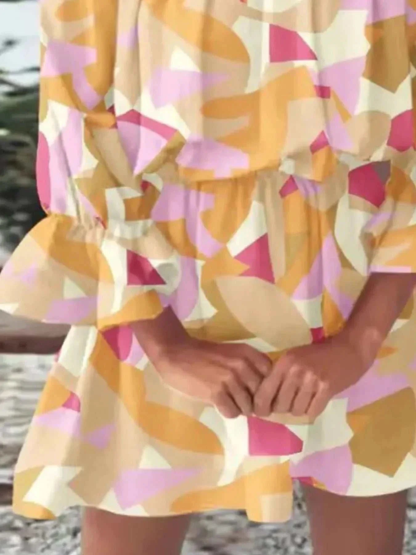 Volledige grootte bloemen off-shoulder mini-jurk met volantmouwen en kleurrijk abstract patroon