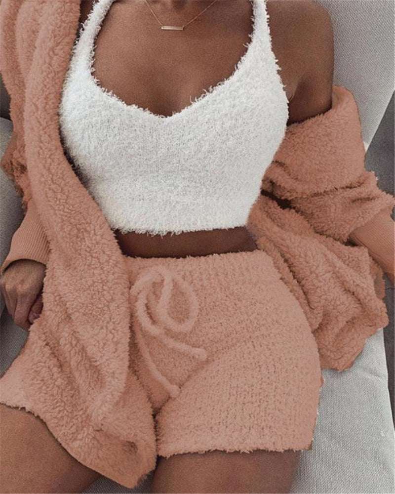 damespyjamaset met lange mouwen in zachte fluweelstof, beige culottes en vest met wit topje