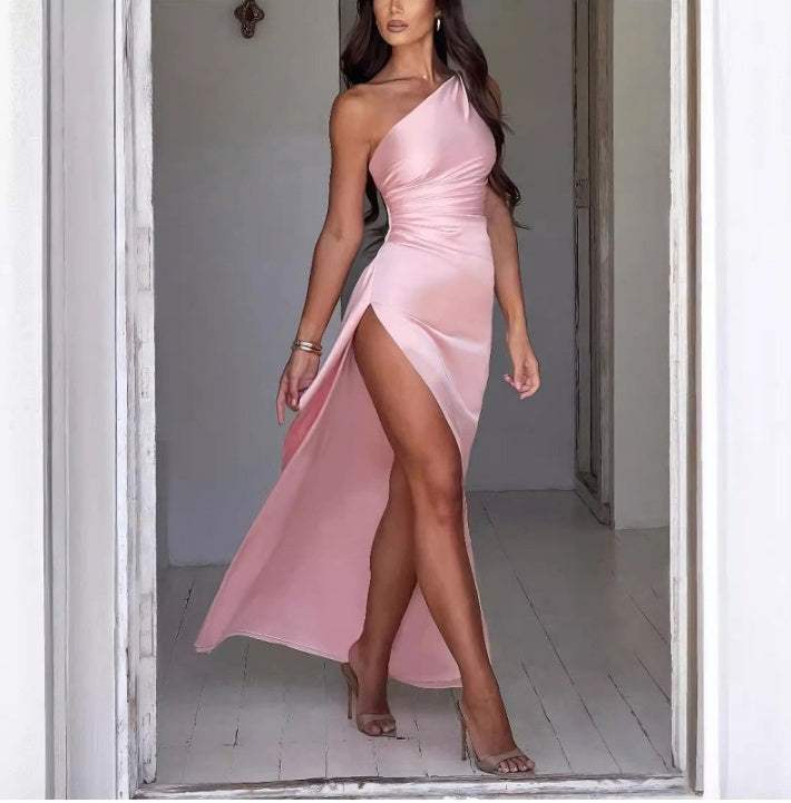 Sexy een-schouder open rug jurk in roze met split en strakke pasvorm voor feestelijke gelegenheden