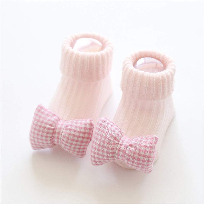 Roze babysokjes met geruit roze strikje en ademend katoen materiaal