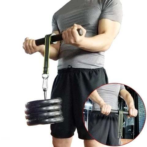 Man using armtraining fitnessapparaat with weights attached for arm muscle training