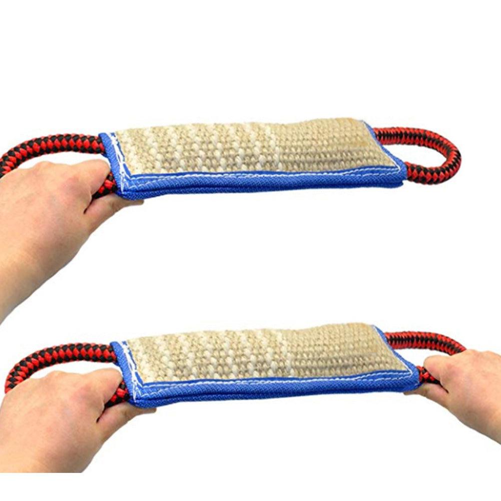 Hondentraining blauwe rand linnen bijtstok met rode handvatten en Duitse herder die erop kauwt