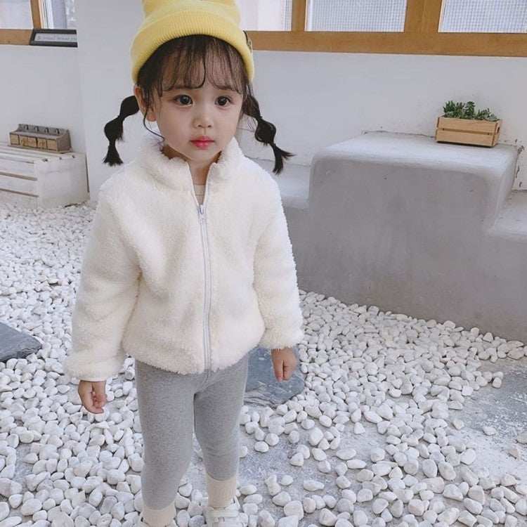 Kleine meisjes dragen witte pluchen meisjesjas met rits en gele muts in herfst- en winterstijl kleurrijke meisjesjassen kopen