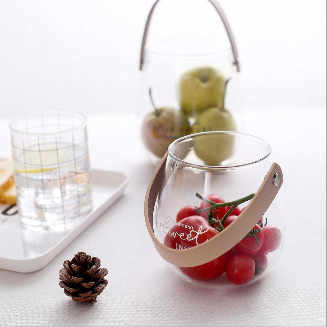 Glazen vaas met gedroogd bloemenarrangement en gedroogd fruit in stijlvolle Europese stijl