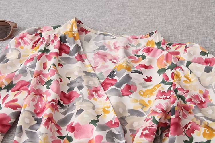 V-hals jurk met bloemenprint, plooien en pofmouwen Nexora Store