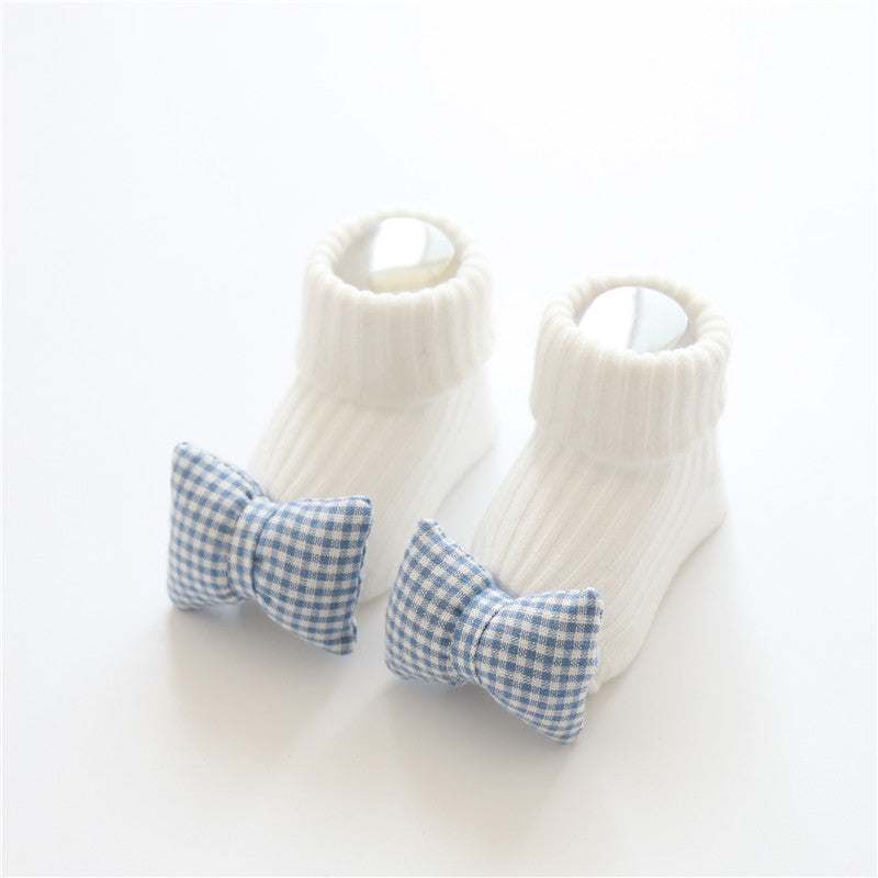 Witte babysokjes met blauwe geruite strik, ademend katoenen vloersokken voor baby's