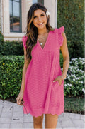 Vrolijke vrouw in roze kanten jurken met v-hals en mouwloze a-lijn rok, perfect voor lente en zomer