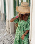 vintage zomerse dames jurk groen met bloemenmotief en strohoed