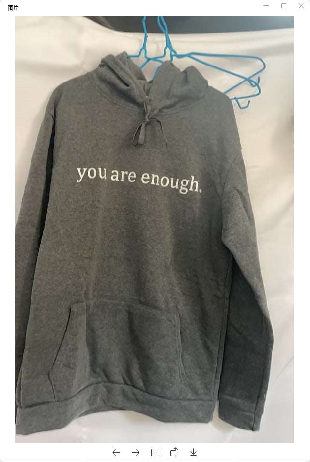 donkere dames hoodie met pluche letters "you are enough" en kangoeroezak