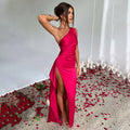 Sexy een-schouder open rug jurk in felrood met hoge split en elegante uitstraling