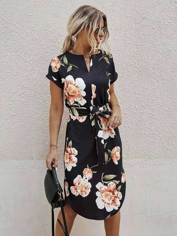 Bedrukte damesjurk met vetersluiting en zijsplit Nexora Store