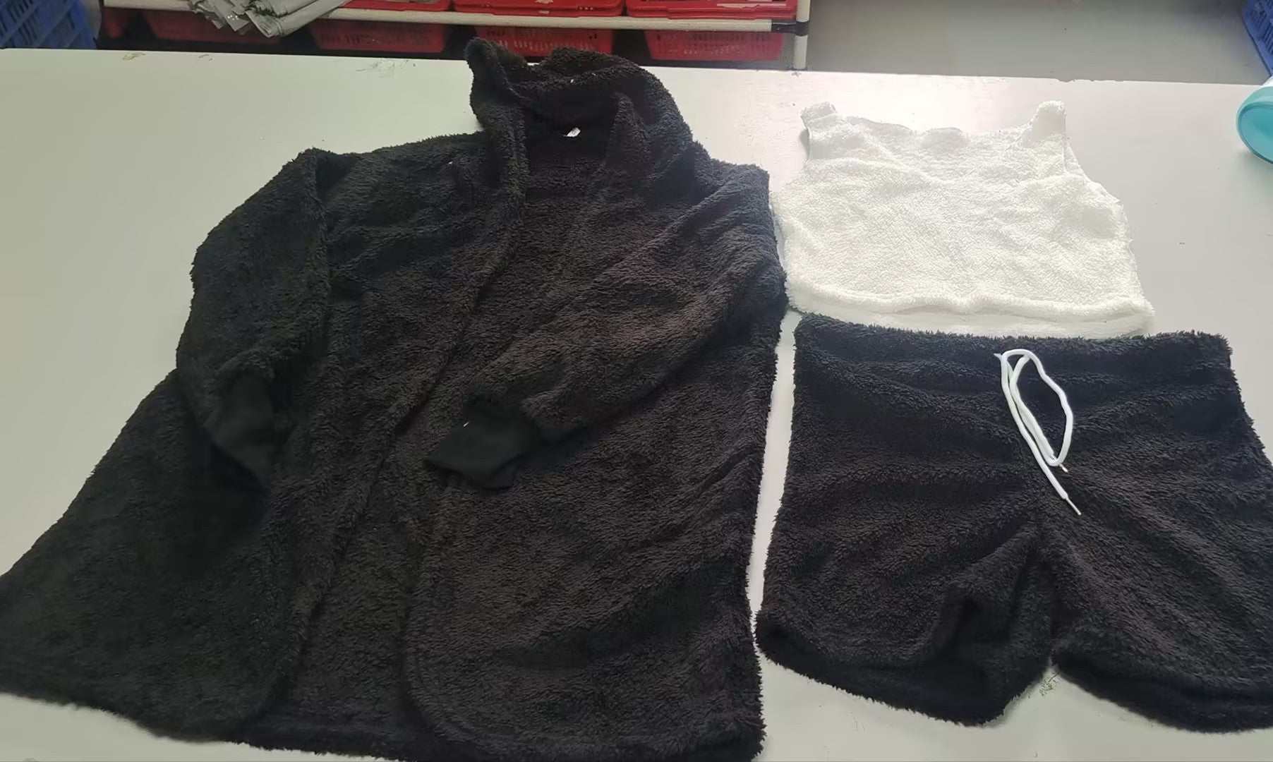 damespyjamaset met lange mouwen zwart fluweel hoodie met korte broek en witte top comfortabel stijlvolle pyjama