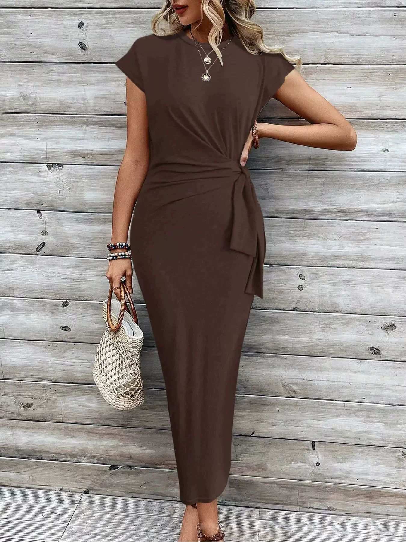 Elegante gestreepte jurk met tailleband, ronde hals, korte mouwen en lang patroon Nexora Store