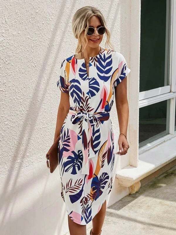 Bedrukte damesjurk met vetersluiting en zijsplit Nexora Store