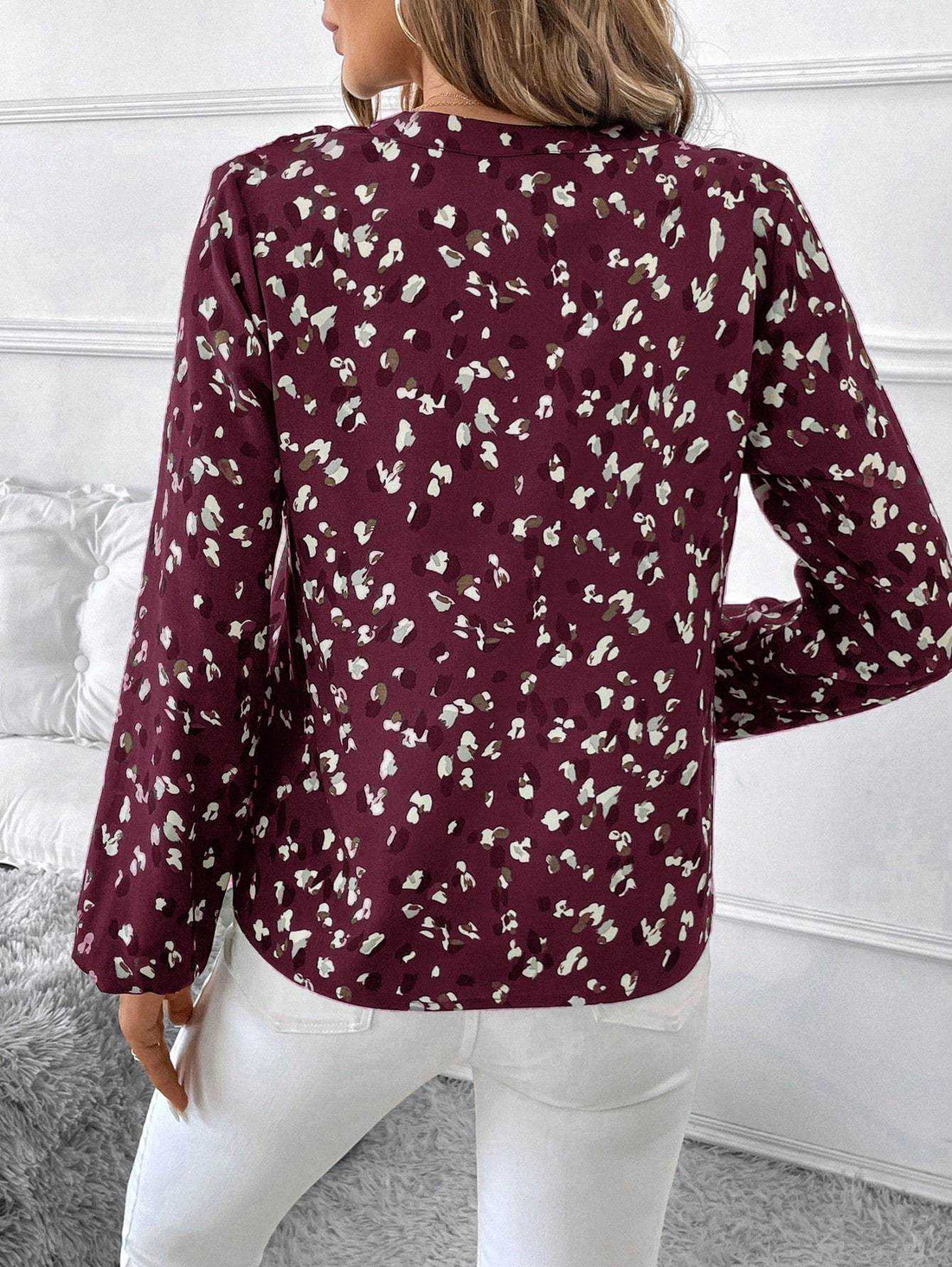Elegante blouse met lange mouwen en V-hals in bordeaux met wit patroon voor dames