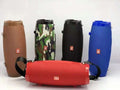Draadloze Bluetooth-luidspreker met riem in diverse kleuren, draagbaar en krachtig geluid.