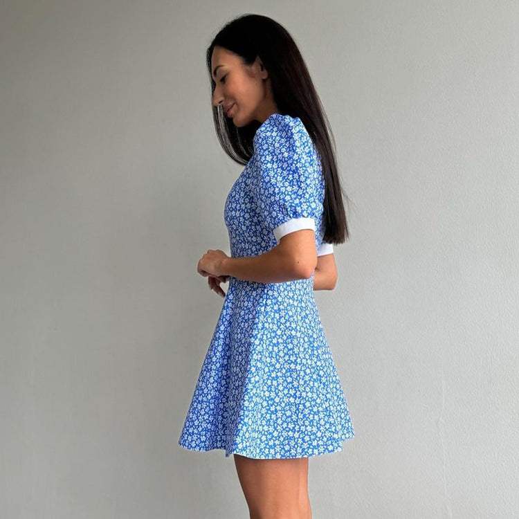 Blauwe bloemenjurk met hoge taille en revers Nexora Store