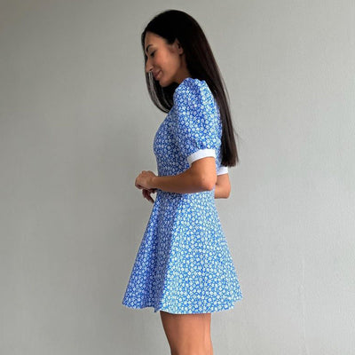 Blauwe bloemenjurk met hoge taille en revers Nexora Store