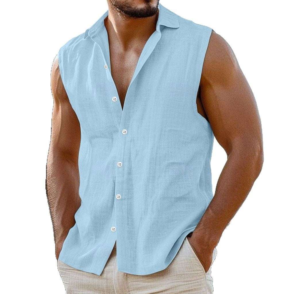 Man wearing light blue sleeveless katoenen linnen revers shirt with buttons outdoors