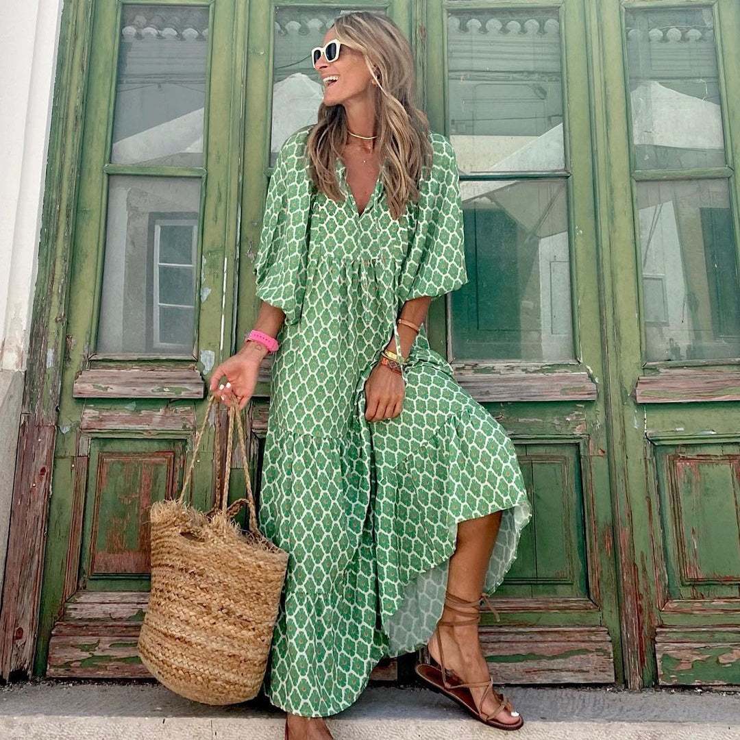 zomerse dames vintage groene jurk met bloemenmotief en lange mouwen gedragen door vrouw met zonnebril en woven tas