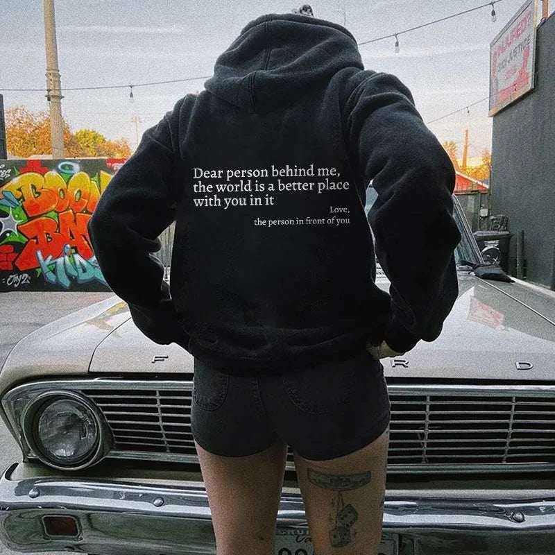 Zwarte dames hoodie met pluche letters en kangoeroezak, bedrukt met inspirerende tekst op de rug