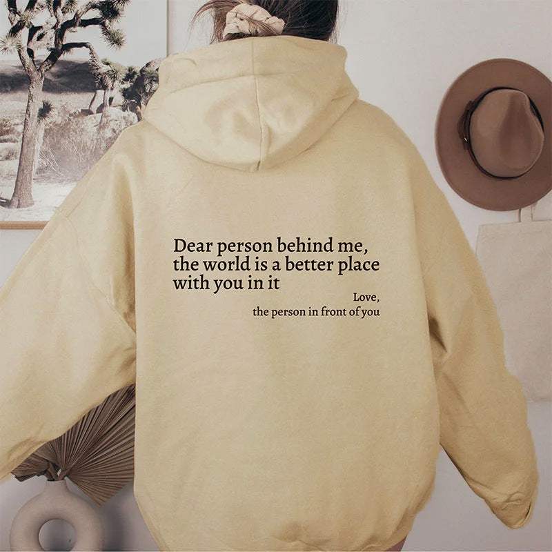 dames hoodie met pluche letters en print in abrikoos kleur met kangoeroezak en trekkoord unisex stijl