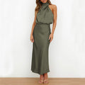 Elegante groene zomerjurk zonder mouwen van polyester, halternek en lange lengte.