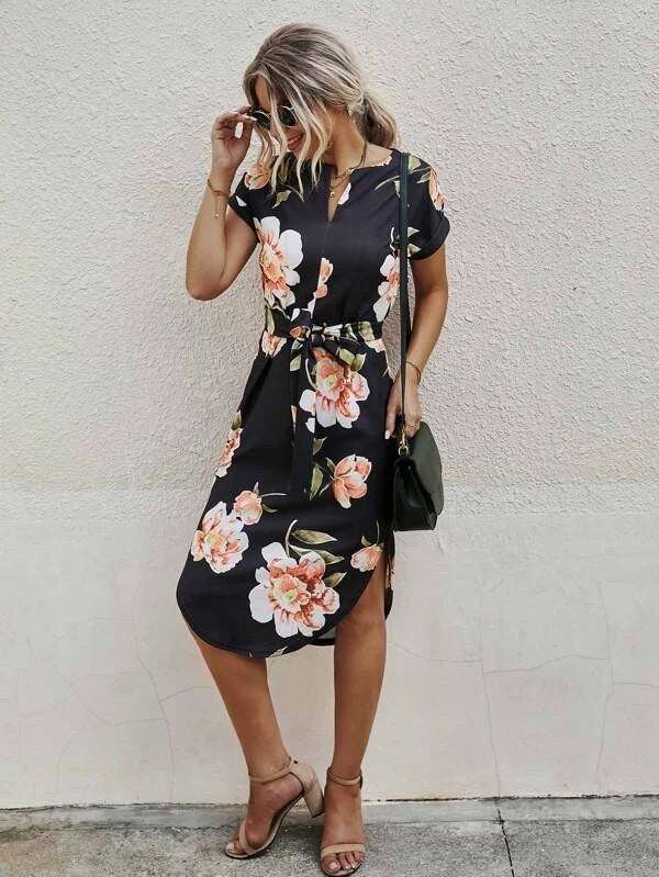 Bedrukte damesjurk met vetersluiting en zijsplit Nexora Store