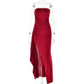 Rode strapless split lange jurk met geplooid design, mouwloos en hoge taille, ideaal voor feest en bruiloft