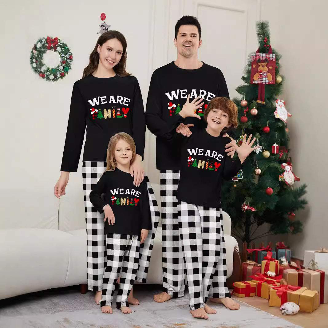 Lange mouwen broek familiepak met letterprint en zwart-wit ruitmotief, kerstthema pyjama set