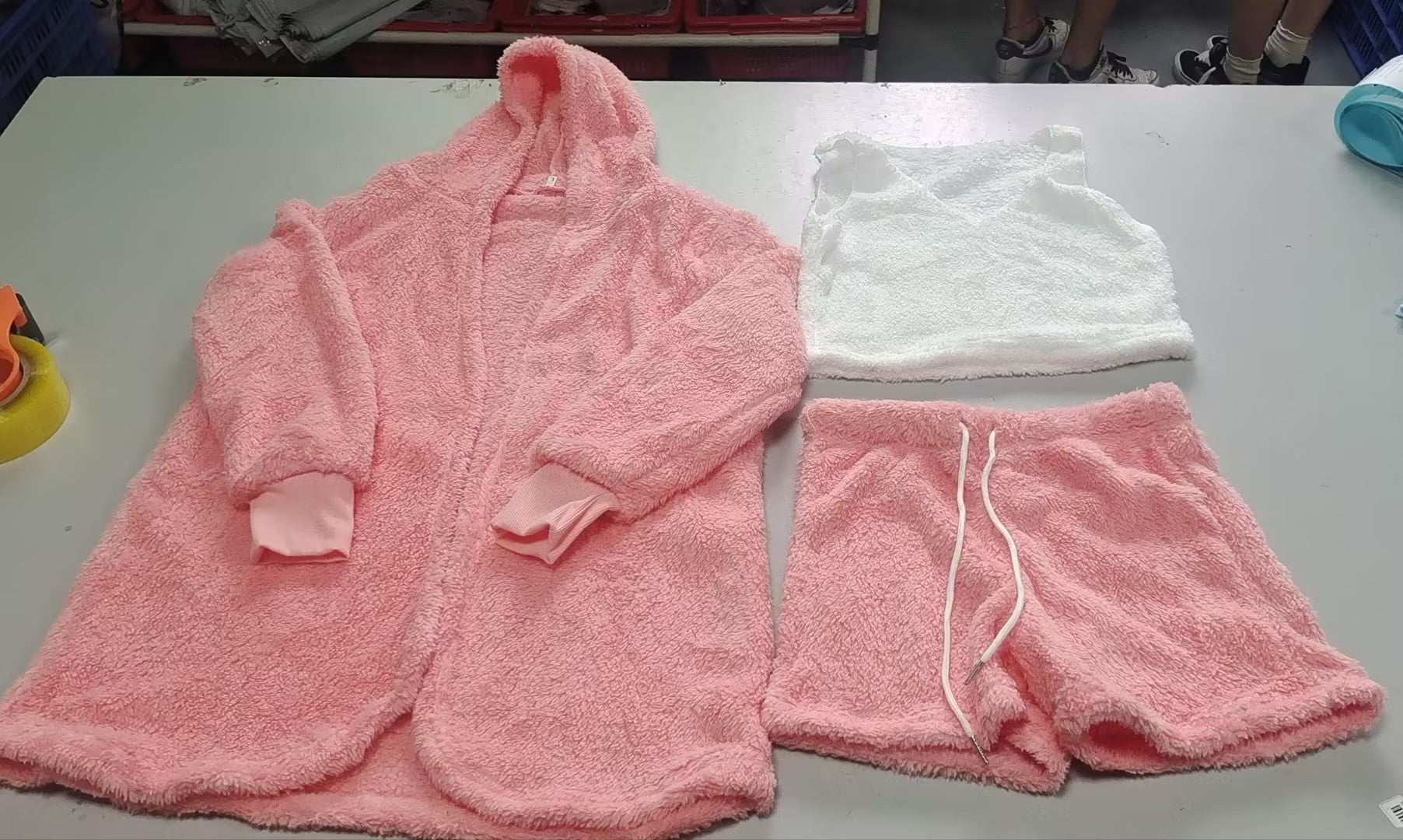 zachte roze damespyjamaset met lange mouwen, wit topje en roze korte broek, comfortabele fluwelen stof