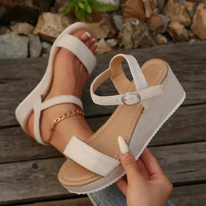 Beige flanel gladiator stijl nieuwe zomer dames wedges met gespsluiting en medium hak.