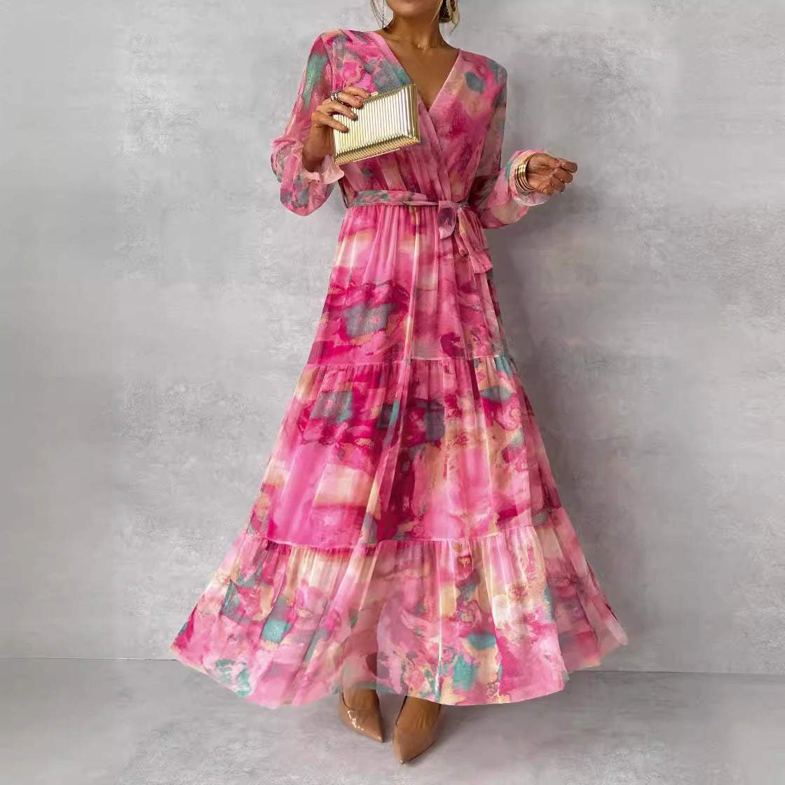 dames lange mouwen bloemenprint jurk met V-hals en geplooide hoge taille in roze chiffon maxistijl