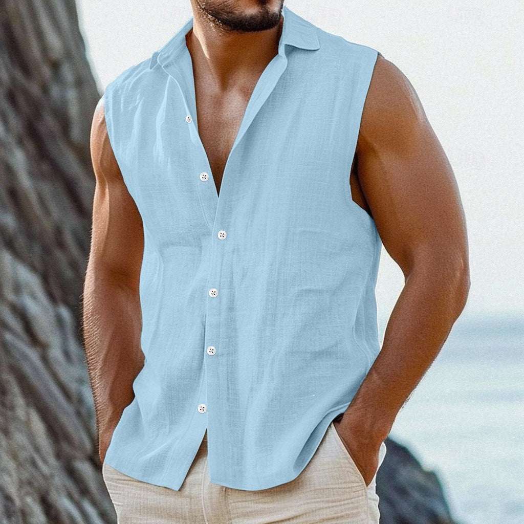 Man wearing light blue sleeveless katoenen linnen revers shirt with buttons outdoors