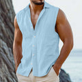 Man wearing light blue sleeveless katoenen linnen revers shirt with buttons outdoors