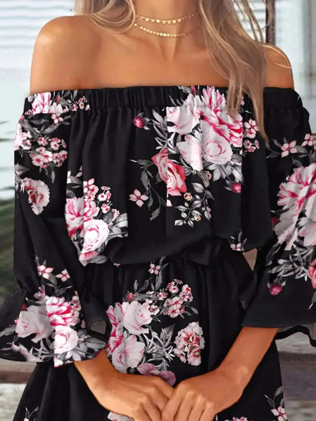 Volledige grootte bloemen off-shoulder zwarte mini-jurk met volantmouwen en grote maten