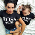 Moeder en baby dragen zwart ouder-kind pak met tekst Boss lady en Boss baby tshirts