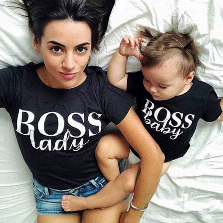 Moeder en baby dragen zwart ouder-kind pak met tekst Boss lady en Boss baby tshirts