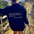 vrouw draagt zwarte dames hoodie met pluche letters en print wandelend buiten