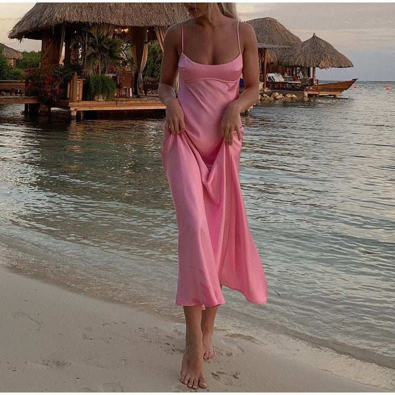 Vrouwen Camis Satijnen Lange Roze Jurk met Mouwloos en Rugloos Design aan het Strand
