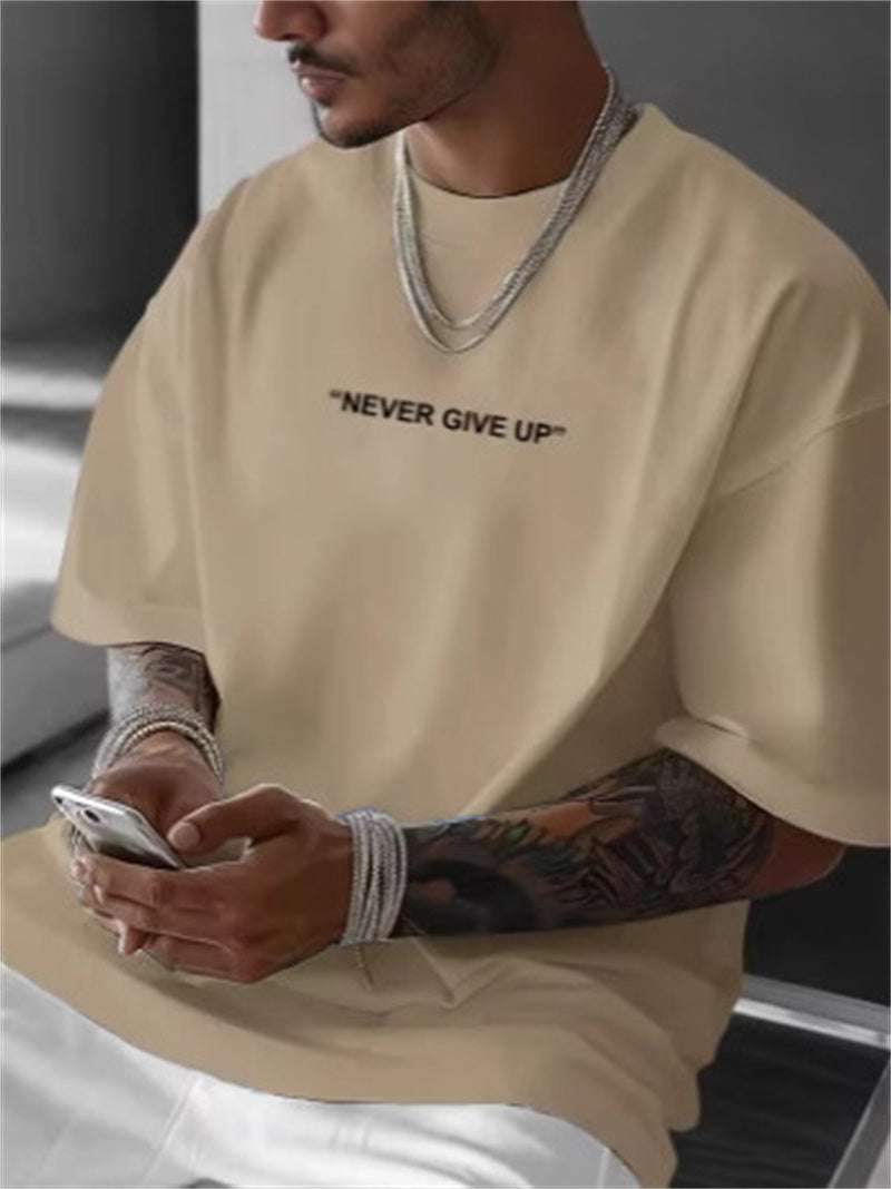 Zomer heren losse plus size beige T-shirt met korte mouwen en "Never Give Up" print