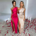 Twee vrouwen in sexy een-schouder open rug jurken met hoge split in rood en beige, stijlvolle feestjurken.