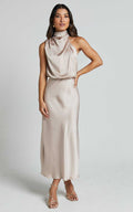 Sleeveless satin zomerjurk zonder mouwen in light beige with cowl neck and midi length.