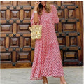 zomerse dames vintage rode lange jurk met patroon en strooien tas voor houten deur