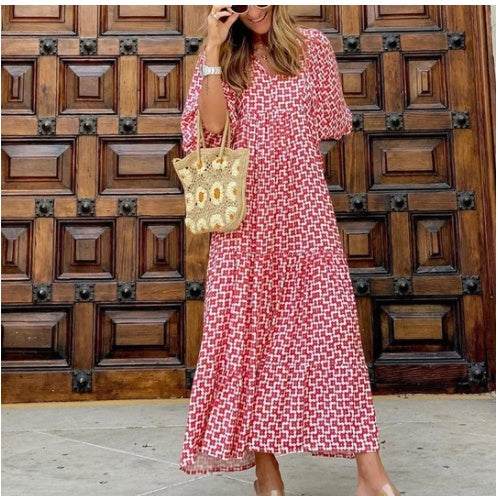 zomerse dames vintage rode lange jurk met patroon en strooien tas voor houten deur
