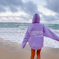 dames hoodie met pluche letters in lila kleur met tekst op de rug aan zee