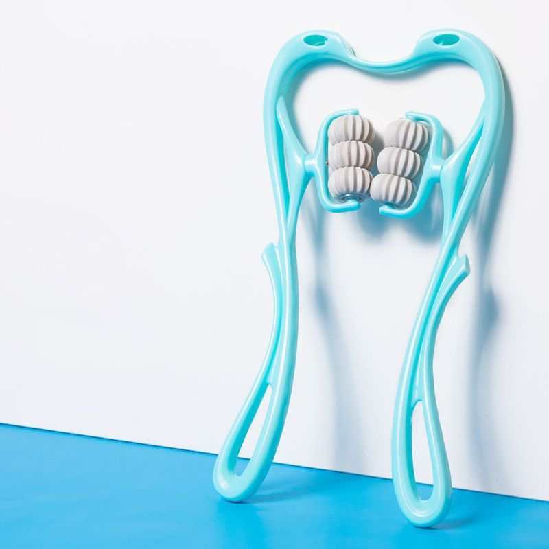 Blauw ergonomisch nekmassage-apparaat met zes wielen en 360 graden roterende massageballen voor diepe weefselmassage