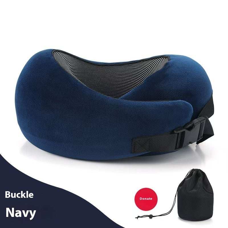 Navy zacht traagschuim nekkussen met verstelbare gesp en draagtas voor optimale nekondersteuning tijdens reizen.