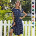 Zomer dames polka dot korte mouw jurk in blauw met witte stippen, geplooide midi A-lijn rok en elastische taille, casual en elegant model